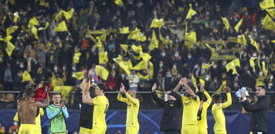 Los jugadores del Villarreal aplauden a la afición tras el término del partido de vuelta contra Bayern Múnich por los cuartos de final de la Liga de Campeones.