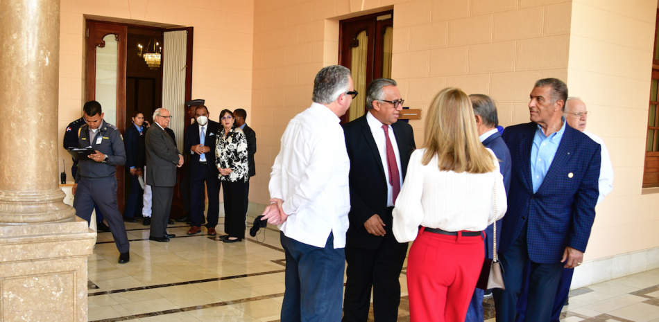 Ejecutivos periodísticos de diferentes medios de comunicación participaron ayer en un almuerzo con el presidente Luis Abinader en el Palacio Nacional. JOSÉ A. MALDONADO