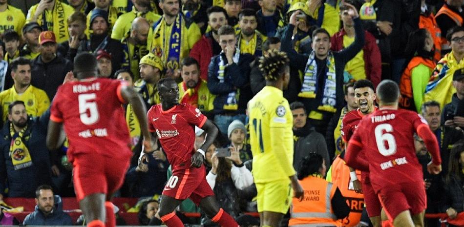 Sadio Mané, del Liverpool, celebra luego de anotar el segundo gol de su equipo en la victoria en el partido de ida de la semifinal de la Liga de Campeones frente al Villarreal.