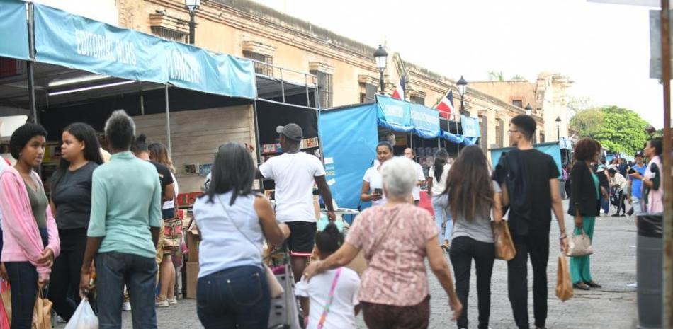 Ciudadanos asisten a la jornada de la Feria del Libro de ayer. Foto: Víctor Ramírez.