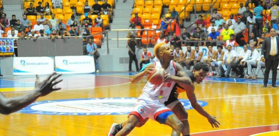 Oliver García, del Plaza Valerio, busca hacer una gestión ofensiva en el partido frente al GUG en el primer partido de la serie final del torneo de baloncesto de Santiago.