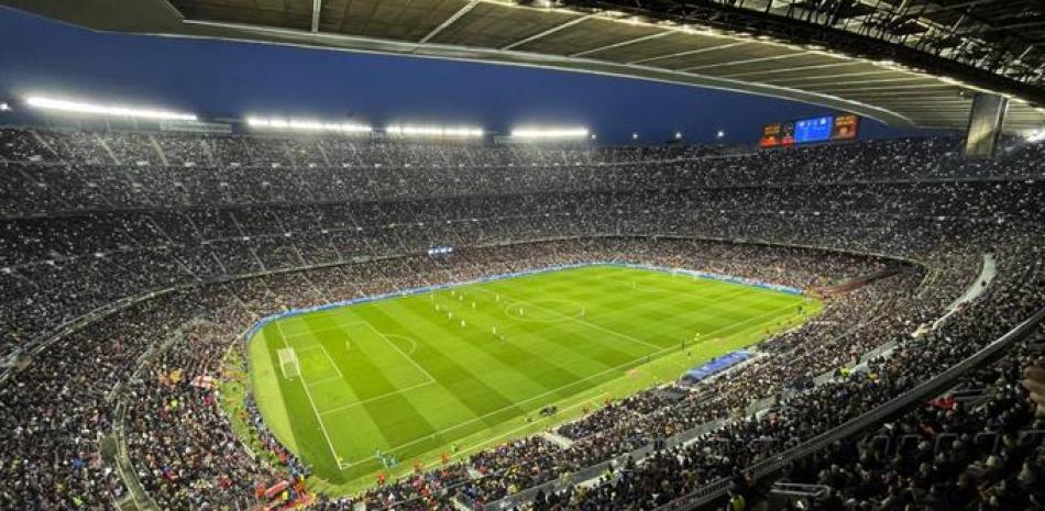 Vista del estadio Camp Nou durante un partido por los cuartos de final de la Liga de Campeones femenina entre el Barcelona y el Real Madrid, el 30 de marzo de 2022.
