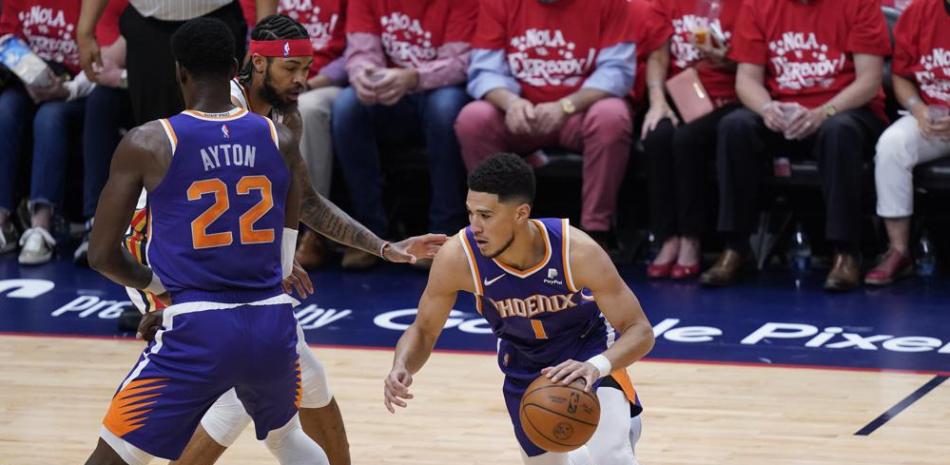 Devin Booker busca anotar dos puntos en el choque que los Suns se impusieron a los Pelicans