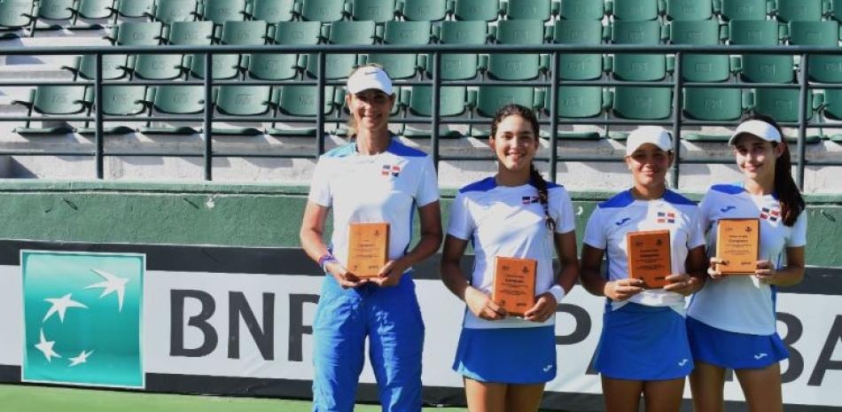 La capitana Joelle Schad junto a las jugadoras María Castaño, María Gell y Rosario Elmúdesi.