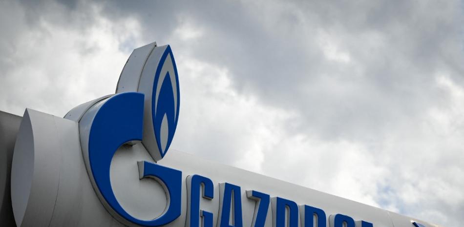 El logotipo del gigante energético ruso Gazprom aparece en una de sus gasolineras en Sofía el 27 de abril de 2022. Foto: Nikolay Doychinov/AFP.