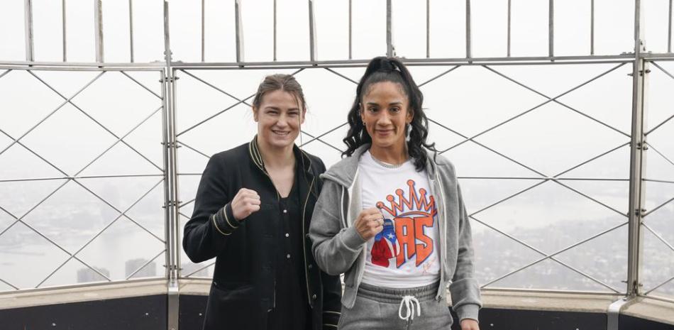 Las boxeadoras, la puertorriqueña Amanda Serrano, a la derecha, y Katie Taylor, posan para los fotógrafos desde el observatorio del Empire State.