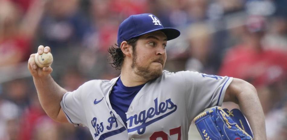 El abridor de los Dodgers de Los Ángeles Trevor Bauer trabaja en la primera entrada del partido ante los Bravos de Atlanta, el 6 de junio de 2021, en Atlanta.