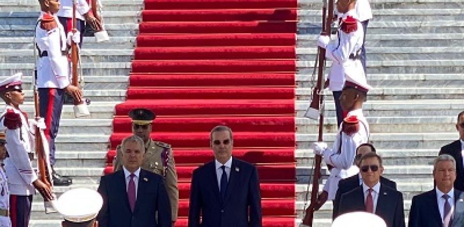 El presidente de la República, Luis Abinader y su homólogo colombiano, Iván Duque, en las escalinatas del Palacio Nacional. Fotos: Listín Diario