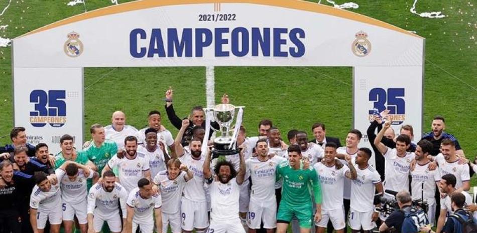 En la gráfica los campeones del Real Madrid se muestran jubilosos luego de su victoria ante el Espanyol