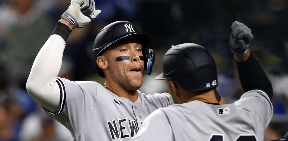 Aaron Judge es felicitado por un compañero luego de conectar uno de los cuatro jonrones de los Yankees