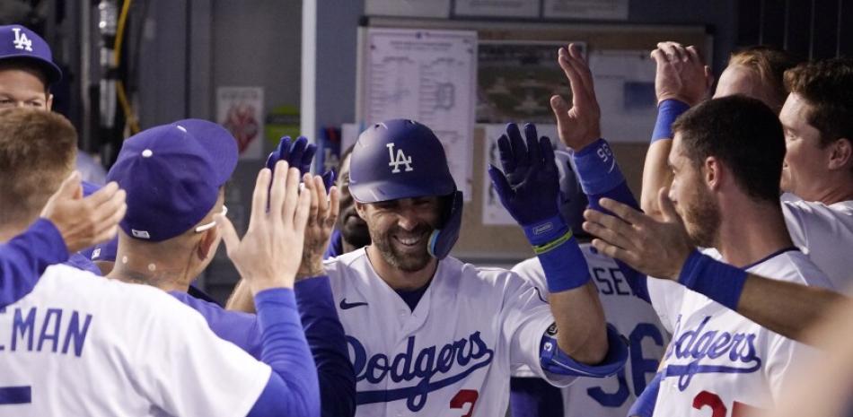 Chris Taylor es felicitado en el dugout de los Dodgers luego de disparar su primer jonrón de la campaña.