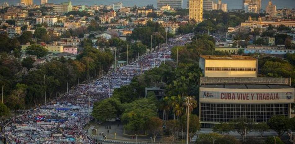Miles de personas desfilan por una avenida durante la marcha del 1 de Mayo hacia la Plaza de la Revolución en La Habana, Cuba. Foto AP.