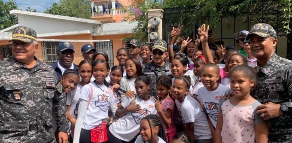 El director de la Policía Nacional, mayor general Eduardo Alberto Then comparte con los niños y jóvenes participantes en la actividad en Las Palmas de Herrera.