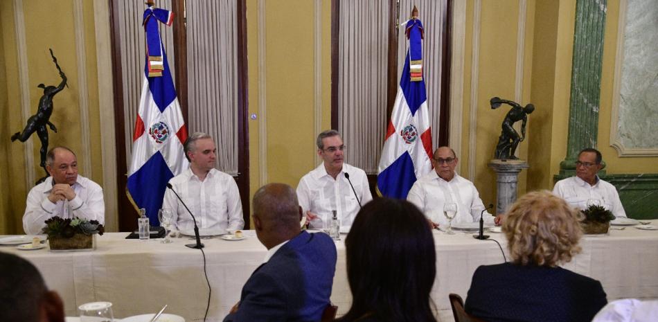 El presidente Luis Abinader y el ministro de Trabajo, Luis Miguel De Camps, se reunieron ayer con los dirigentes sindicales/Jorge Cruz/Listín Diario
