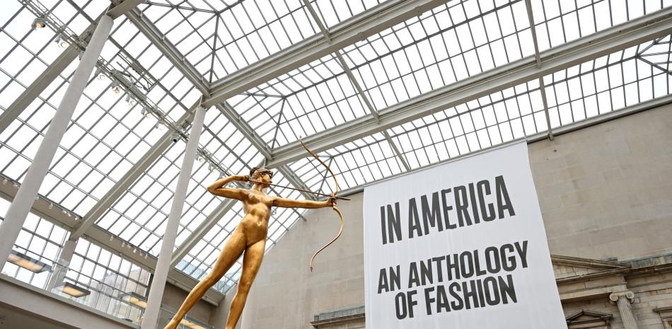 Una vista de la señalización en la conferencia de prensa de la Met Gala 2022 que celebra "In America: An Anthology of Fashion". Foto AFP.