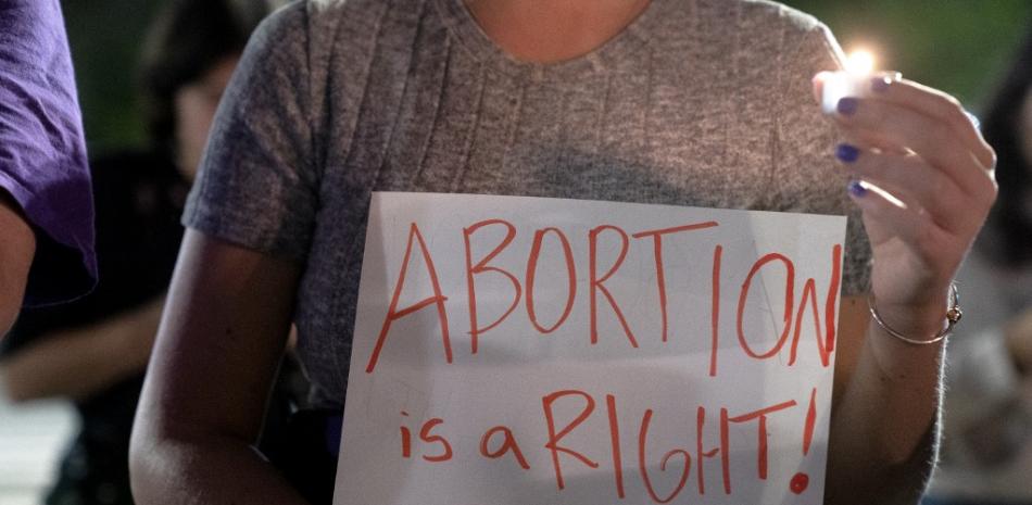Activista pro-elección sostiene un letrero con el mensaje "el aborto es un derecho". Foto: Stefani Reynolds/AFP.