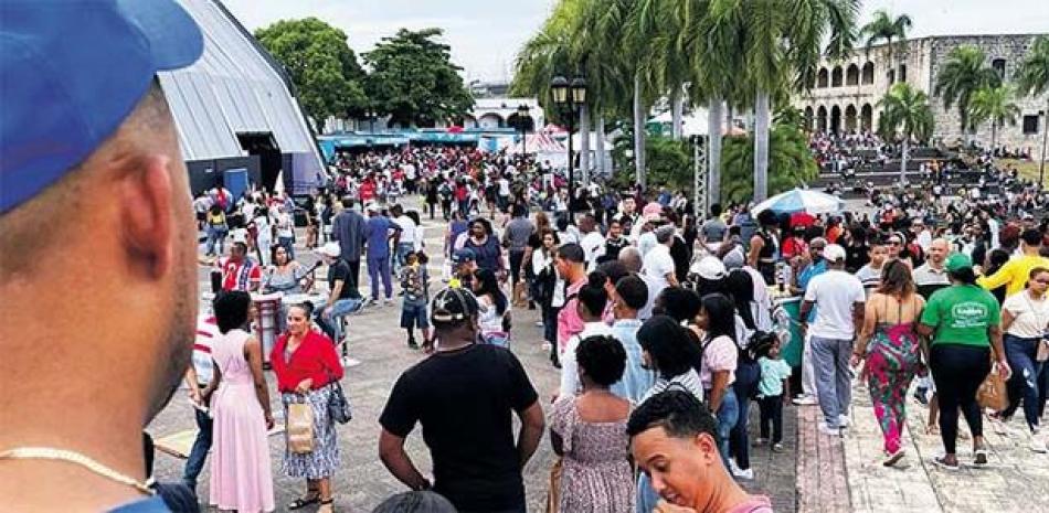 Vista de parte de los asistentes al último día de la Feria Internacional del Libro, dedicada este año a la Unión Europea. JORGE CRUZ/LISTÍN DIARIO