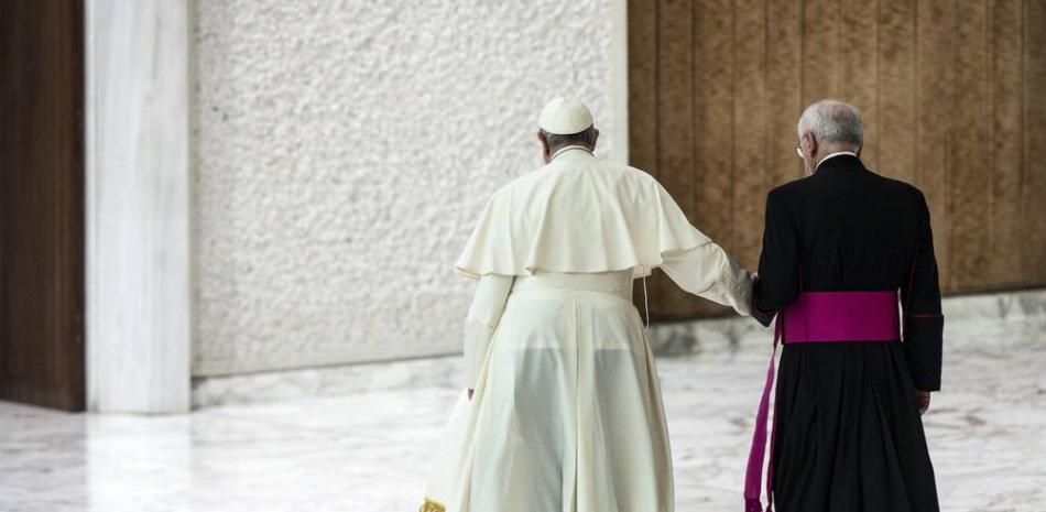 El papa se apoyaba en su capellán Leonardo Sapienza, al abandonar la audiencia general de los miércoles, el pasado 30 de abril. EFE/EPA/ANGELO CARCONI