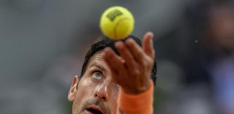 Novak Djokovic saca ante Gael Monfils en el Abierto de Madrid.
