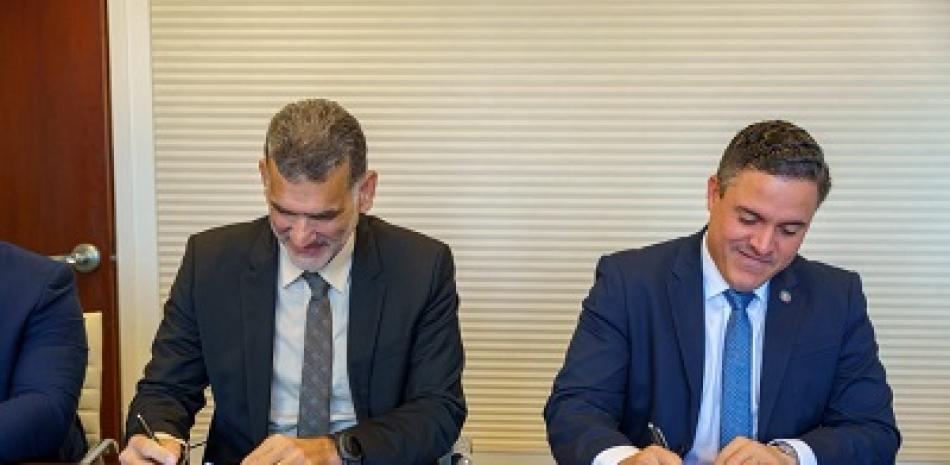 Director ejecutivo de Apordom, Jean Luís Rodríguez y Humberto de Castro, gerente de Curaçao Porth Authority en la firma del acuerdo.