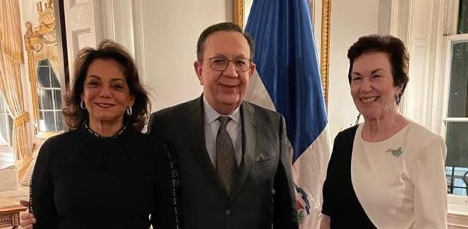 Sonia Guzmán, Valdez Albizu y Fior D'Aliza Martínez de Valdez.