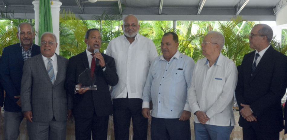 Juan Coronado, presidente del Club Los Prados, encabezó el 54 aniversario.