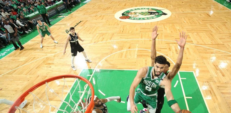 Jason Tatum, de los Celtics, se eleva en busca de un canasto en acción del partido frente a los Bucks de Milwaukee en la semifinal de la Conferencia Este de la NBA.