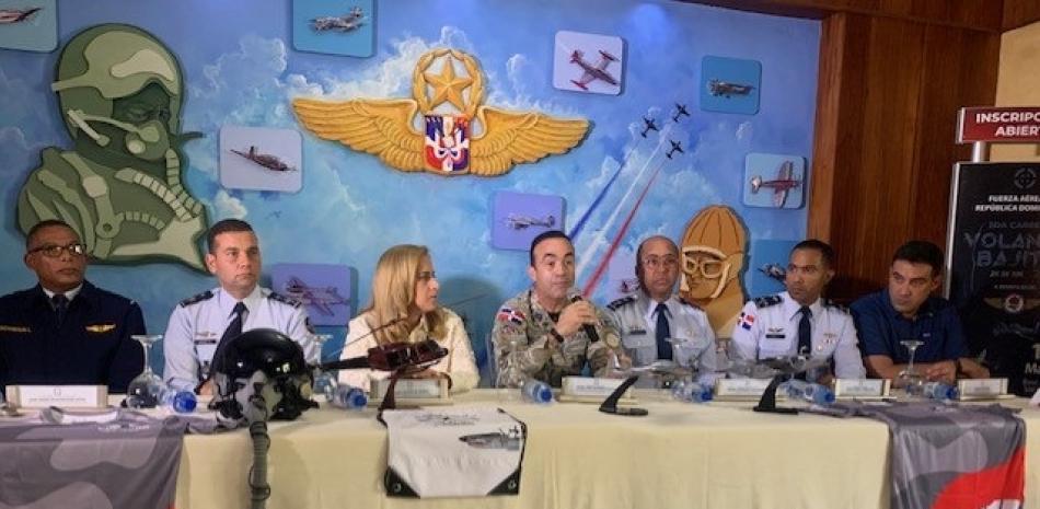 El comandante de la Fuerza Aérea, mayor general piloto Leonel Amílcar Muñoz Noboa, su esposa Joanna Andino y miembros de la plana mayor ofrece detalles de la carrera.