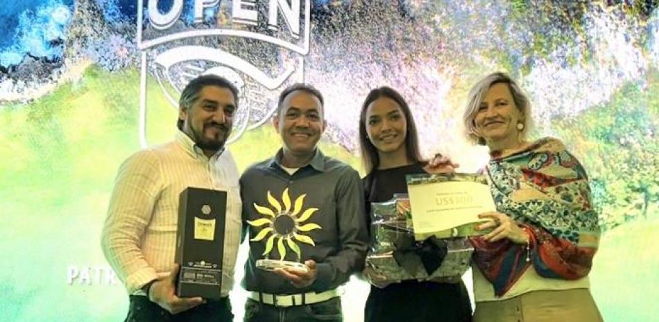El campeón overall del 2do. Torneo Bahía Príncipe Open, Rafael García, recibe su trofeo de mas de ejecutivos de la cadena y patrocinadores.