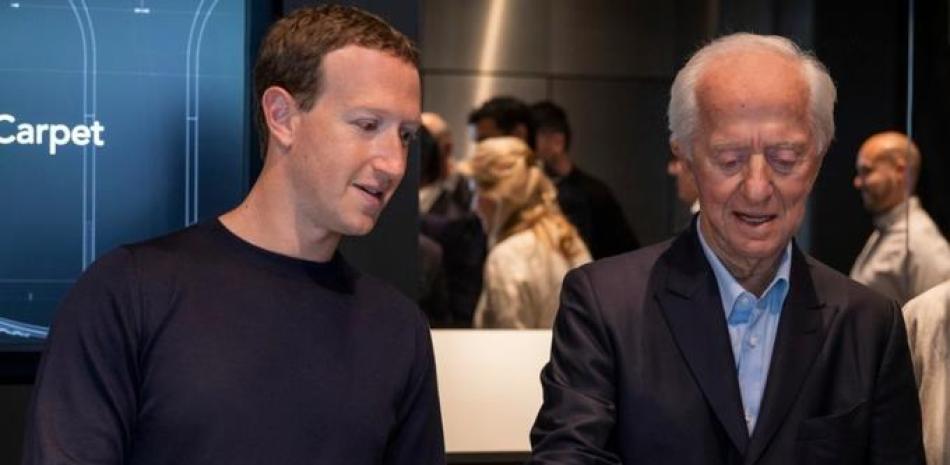 Mark Zuckerberg y Leonardo del Vecchio con un prototipo de pulsera - META | EP