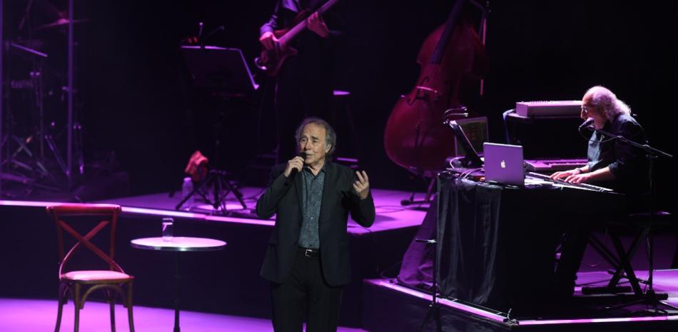 Joan Manuel Serrat durante su presentación, la noche del miércoles, en el Teatro Nacional en su concierto de despedida de los dominicanos. (Foto: Víctor Ramírez/Listín Diario).