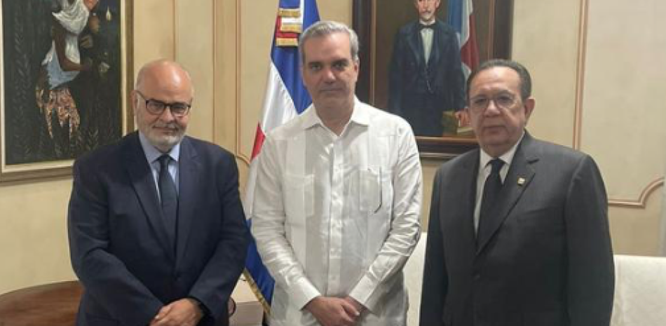El director ejecutivo del FMI, Afonso Bevilaqua; el presidente Luis Abiander, y Hector Valdez Albizu,director del BC.