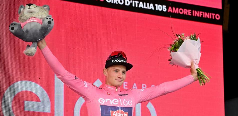 Mathieu van der Poel festeja en el podio tras ganar la etapa inaugural del Giro de Italia y llevarse el primer maillot rosa de la carrera en su debut en el Tour italiano.