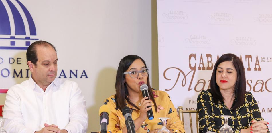 Linabel González ofrece detalles de la Cabalgata de las Mariposas 2022 acompañado del viceministro Franklin de la Mota y la alcaldesa de Salcedo Mercedes Ortiz.