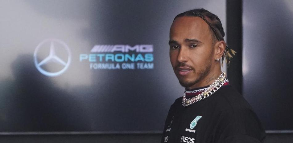 El piloto británico Lewis Hamilton, de Mercedes, luce joyería a su llegada al Autódromo Internacional de Miami para el primer entrenamiento del Gran Premio de Miami.