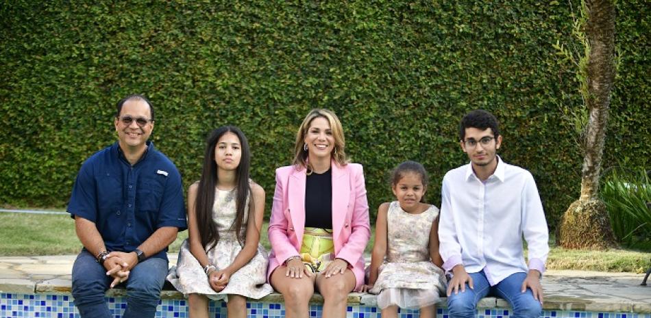 Pedro Pagán y Marbel Lugo junto a sus hijos Xavier, Laura e Isabella.