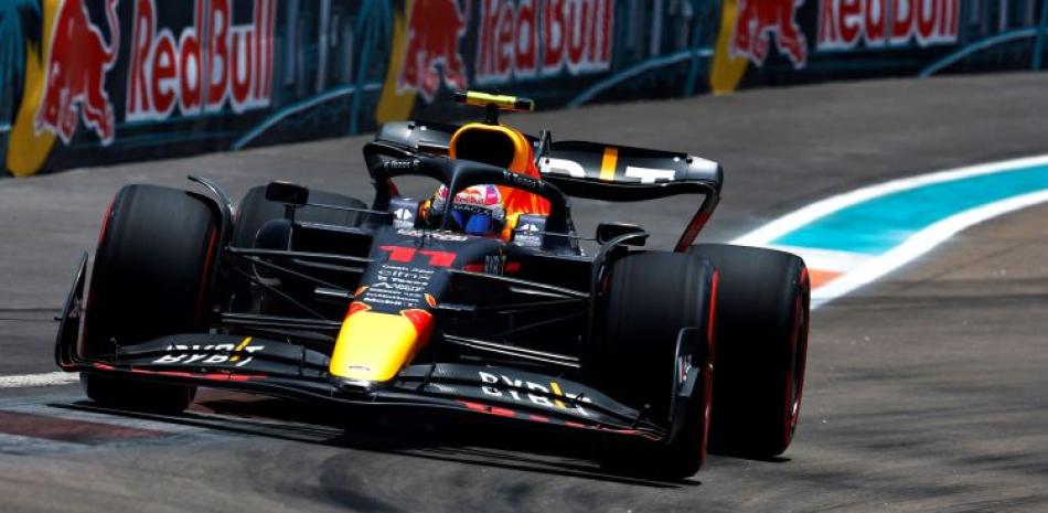 Sergio Pérez, de Red Bull, aparece en acción durante las últimas pruebas antes del Gran Premio de Miami.