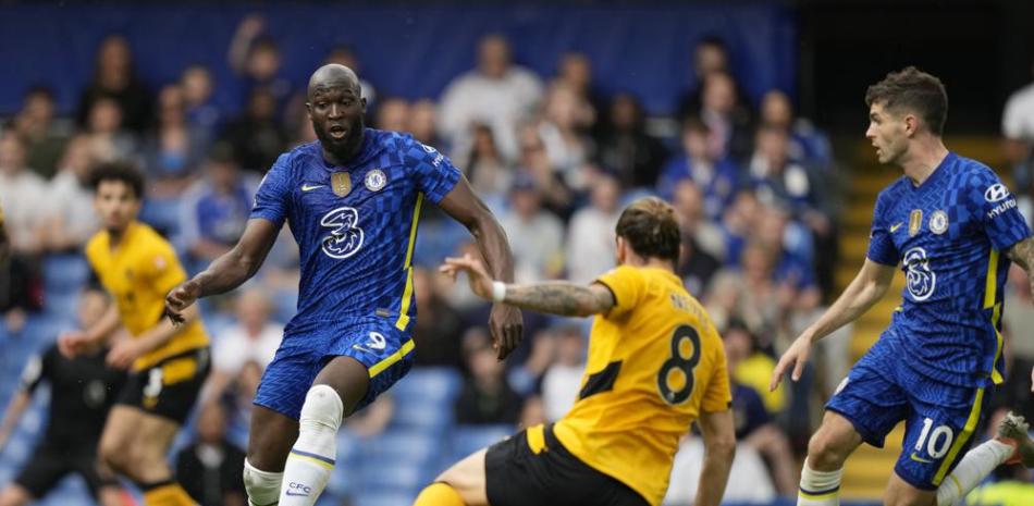 Romelu Lukaku del Chelsea driblea el balón intentando superar a Ruben Neves del Wolverhampton en el encuentro de la Liga Premier.
