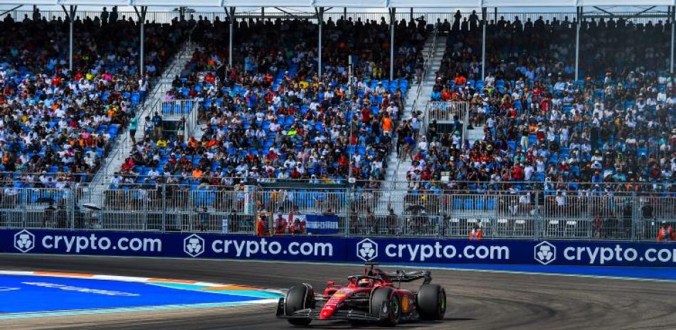 El conductor de Ferrari Charles Leclerc aparece en acción durante la clasificación para el Gran Premio de Miami. Leclerc tomó la posición de polo.