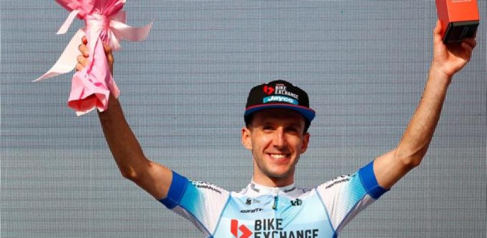Simon Yates celebra luego de ganar en la prueba contrarreloj del Giro de Italia.