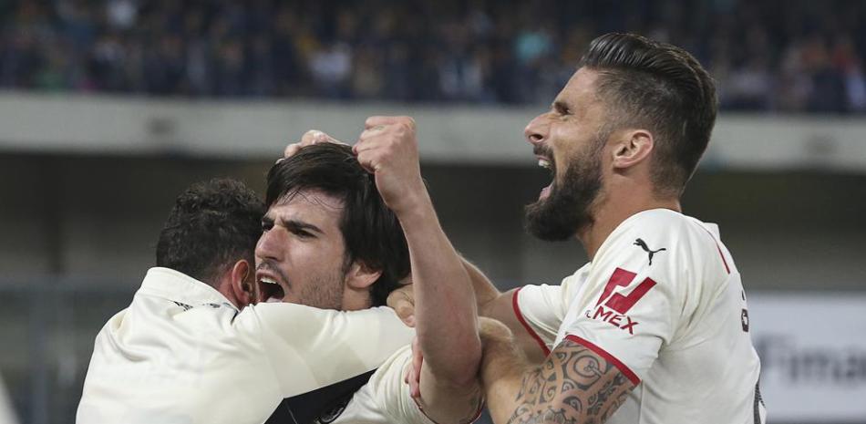 Sandro Tonali celebra con sus compañeros el gol que marcó ante Hellas Verona.