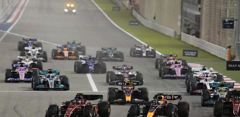 Charles Leclerc y Max Verstappen encabezan el pelotón al momento de tomar el primer giro del Gran Premio de Miami.