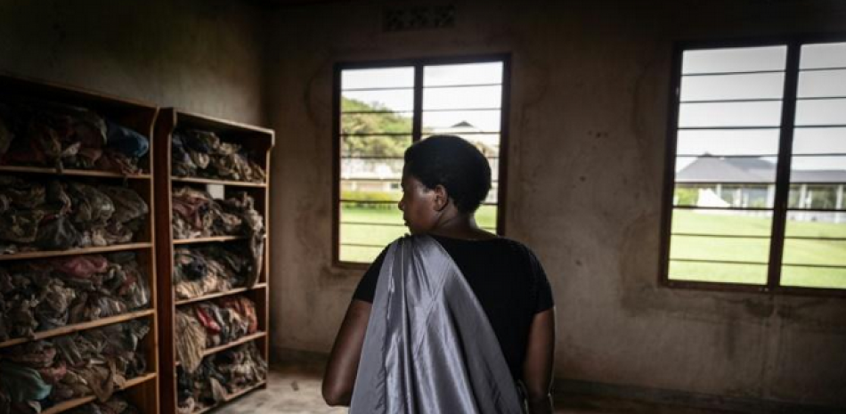 Juliet Mukakabanda será una de las testigos durante el juicio por genocidio contra el funcionario local ruandés Laurent Bucyibaruta (AFP/Simon WOHLFAHRT)
