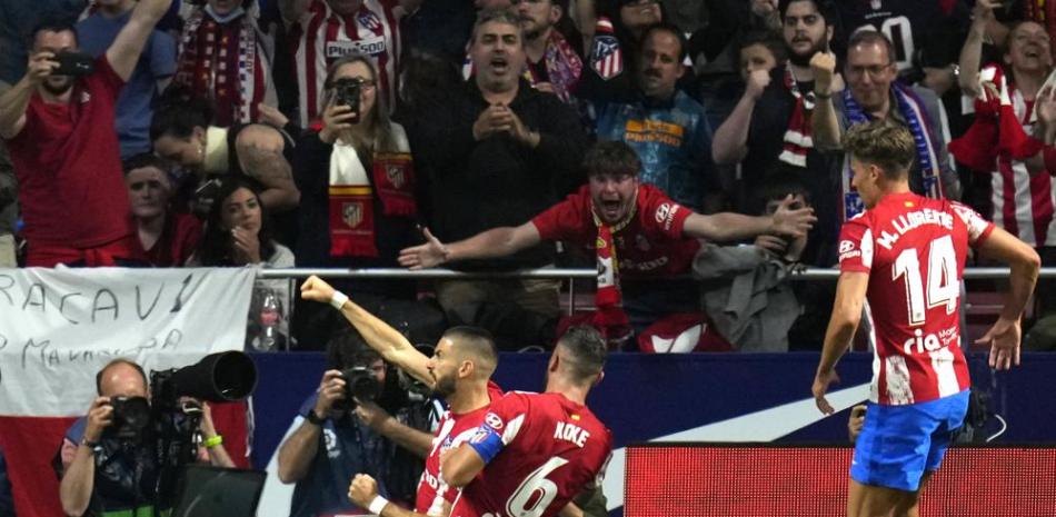 Yannick Carrasco festeja tras anotar de penal el gol con el que el Atlético de Madrid venció 1-0 al Real Madrid en la Liga española.