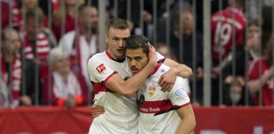 Sasa Kalajdzic (izquierda) celebra con Konstantinos Mavropanos tras anotar el segundo gol de Stuttgart en el empate 2-2 contra el Bayern Múnich.