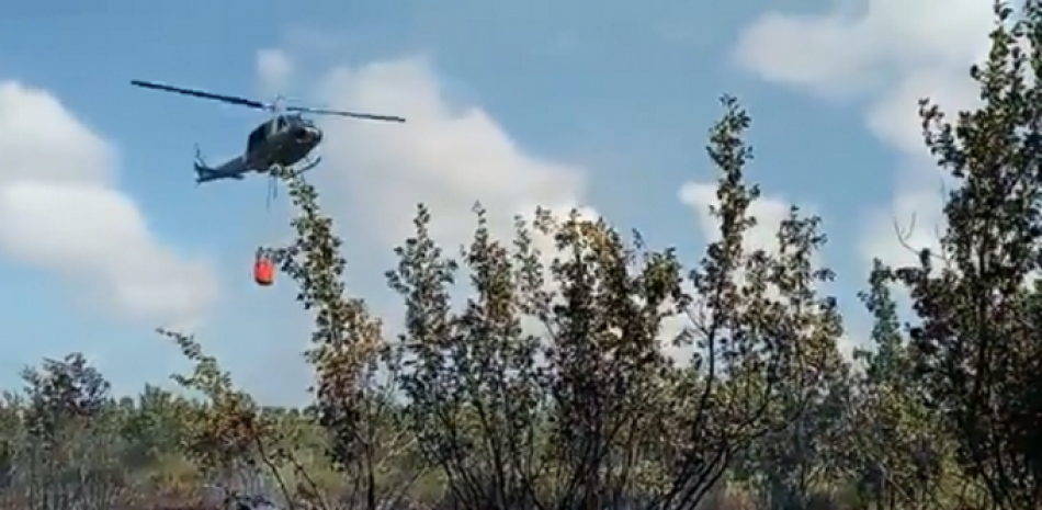 Un helicóptero del Escuadrón de Rescate empleó un sistema de contraincendios “Bambi Bucket” para apagar las llamas que consumían la extensa área. Fuente externa