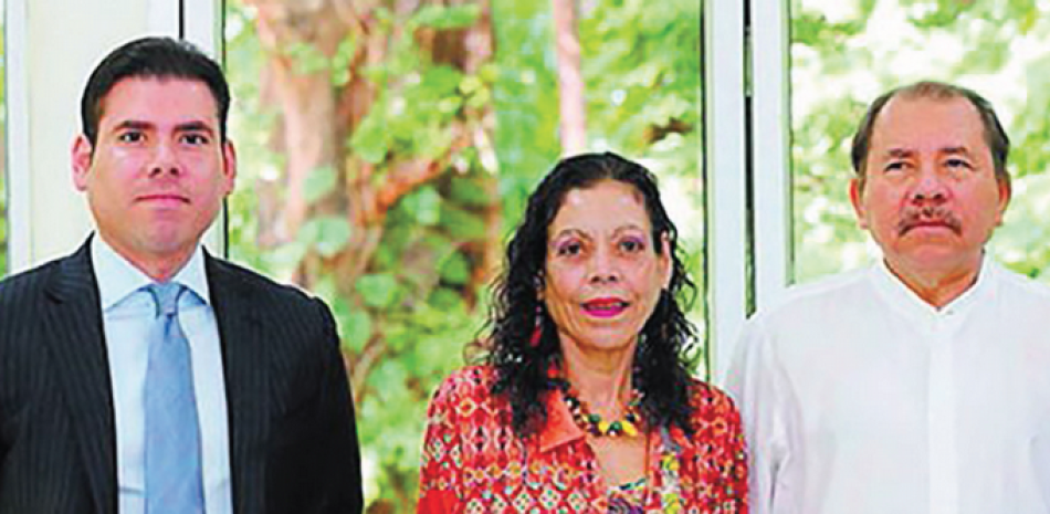 Laureano Ortega Murillo junto a sus padres, Daniel Ortega y Rosario Murillo.