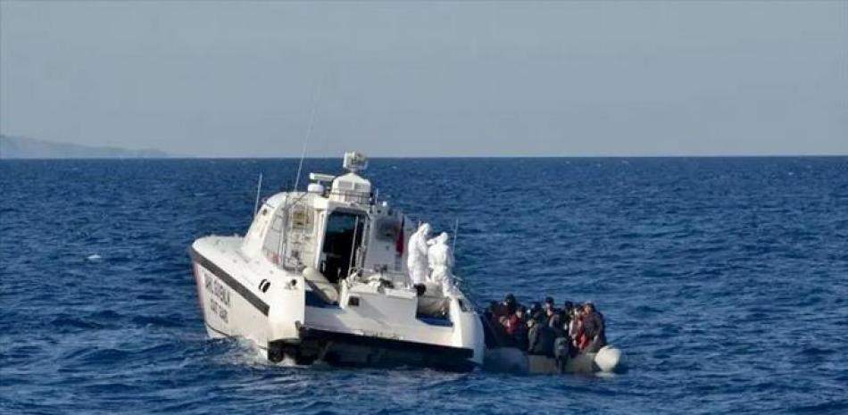 Los supervivientes aseguran que eran más de 40 personas a bordo de la lancha, que llevaban cuatro días navegando y que un golpe de mar hizo que la mayor parte de sus compañeros cayeran al agua.