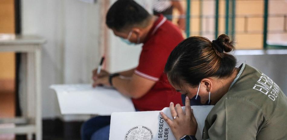 La gente emite su voto en las elecciones presidenciales en un colegio electoral en Batac, Ilocos Norte, el 9 de mayo de 2022. Foto: Jam Sta Rosa/AFP.
