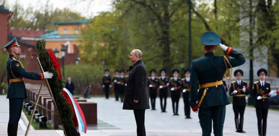 El presidente ruso Vladimir Putin asiste a una ceremonia de ofrenda floral en la Tumba del Soldado Desconocido tras el desfile militar del Día de la Victoria en el centro de Moscú el 9 de mayo de 2022. Foto: Anton Novoderezhkin/AFP.